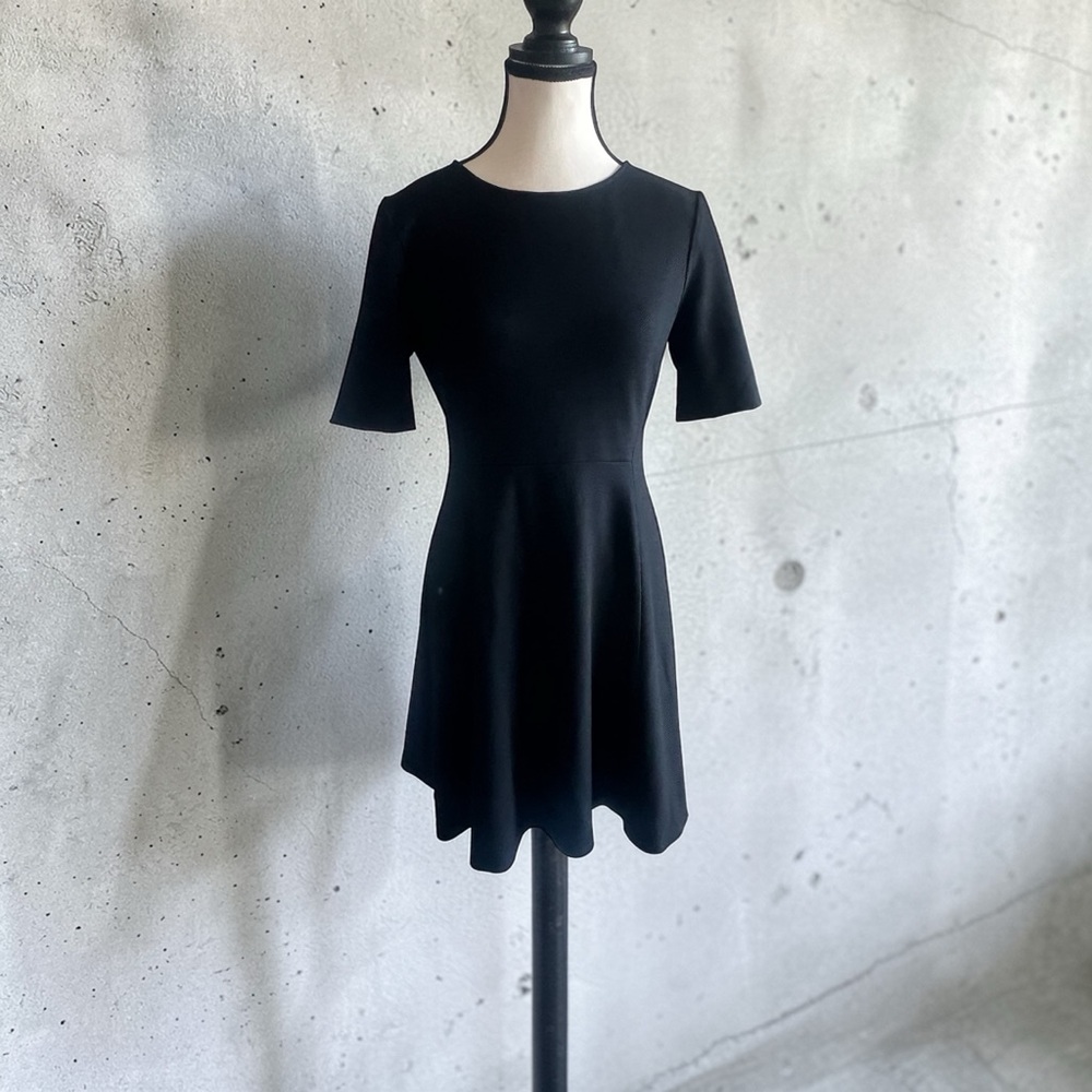 Theory Black Short Sleeve Fit & Flare Dress – Size 6 – Elegant Minimalist Dress